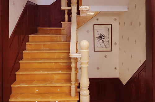 安庆中式别墅室内汉白玉石楼梯的定制安装装饰效果